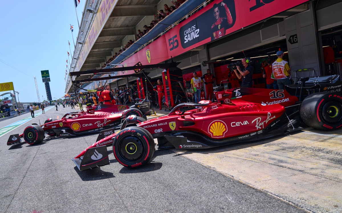 Charles Leclerc a Carlos Sainz v boxoch