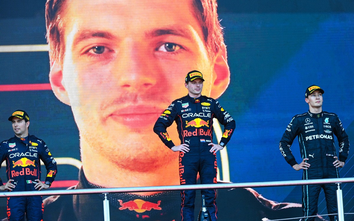 Max Verstappen, Sergio Pérez, George Russell na pódiu VC Azerbajdžanu 2022