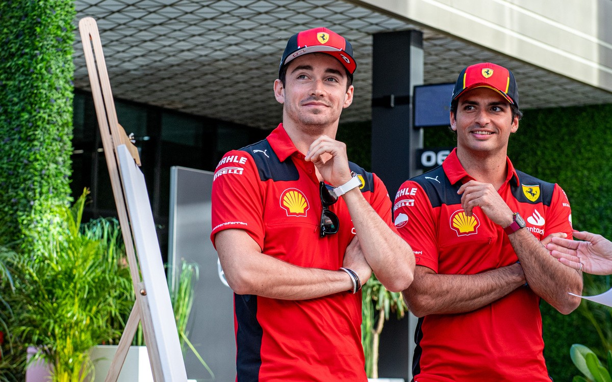 Charles Leclerc a Carlos Sainz