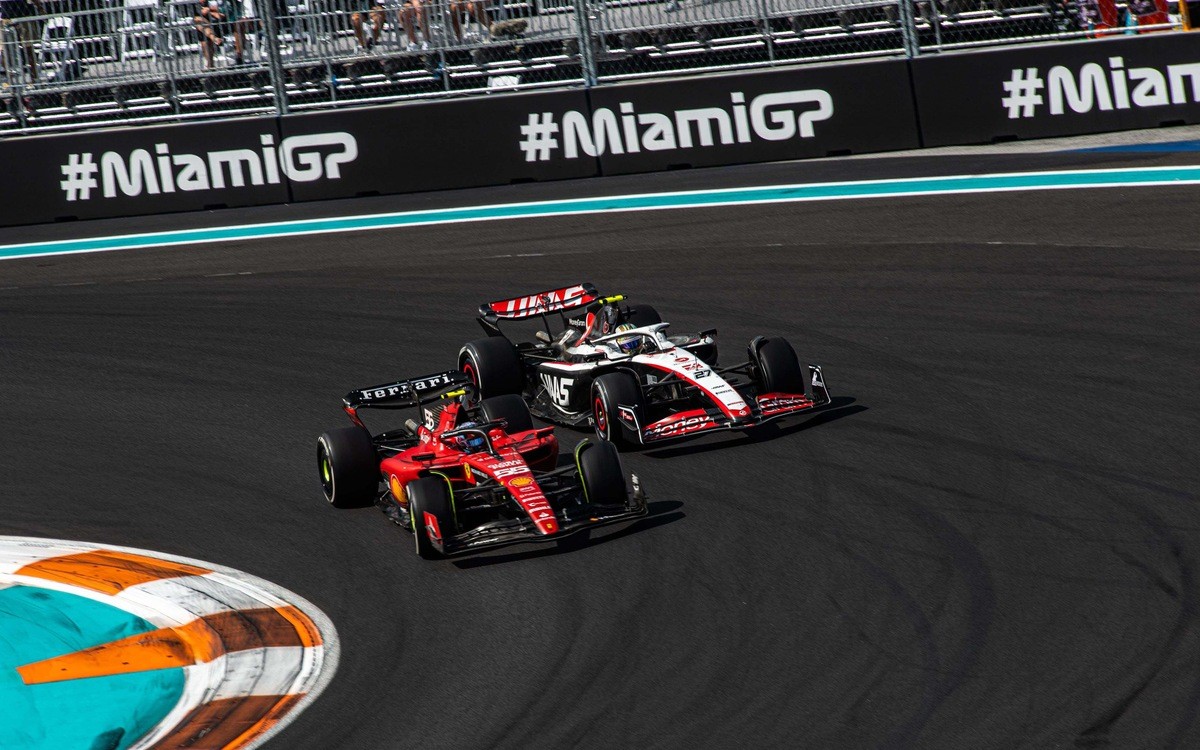 Carlos Sainz a Nico Hülkenberg