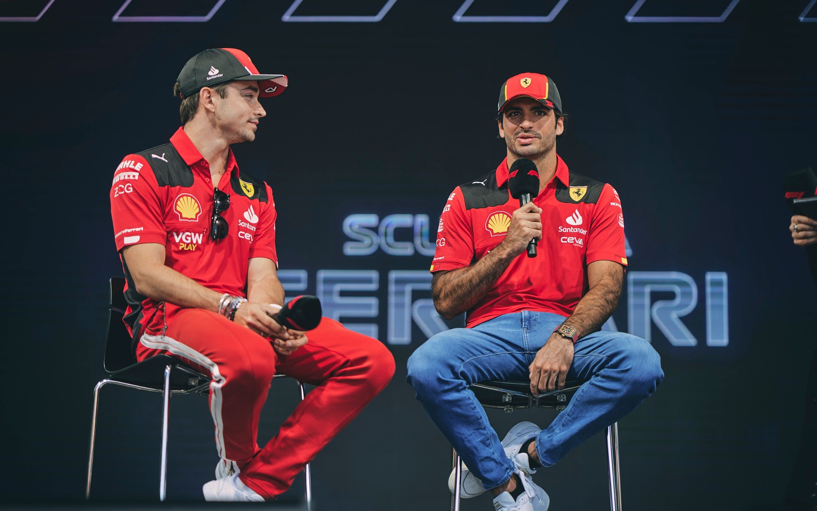 Charles Leclerc a Carlos Sainz