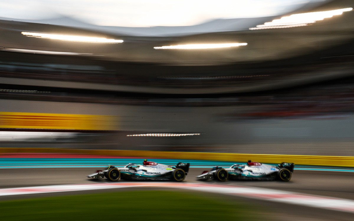Lewis Hamilton a George Russell