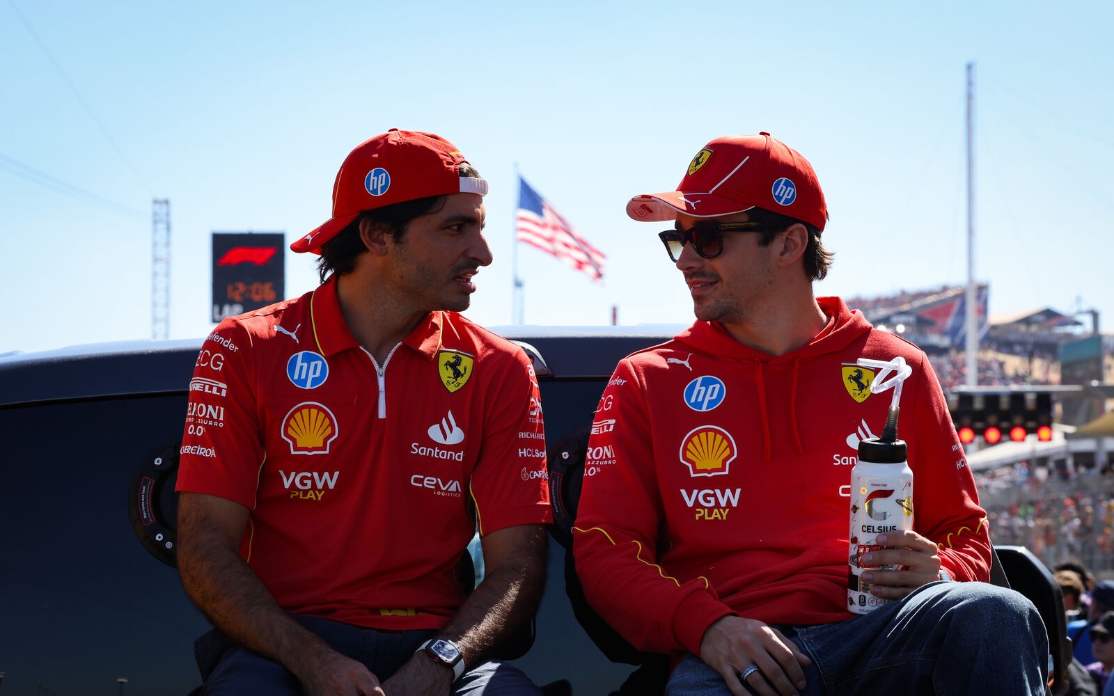 Carlos Sainz a Charles Leclerc