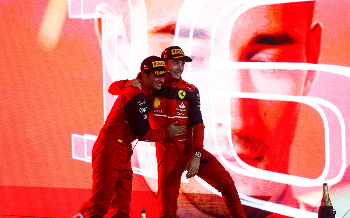 Carlos Sainz a Charles Leclerc