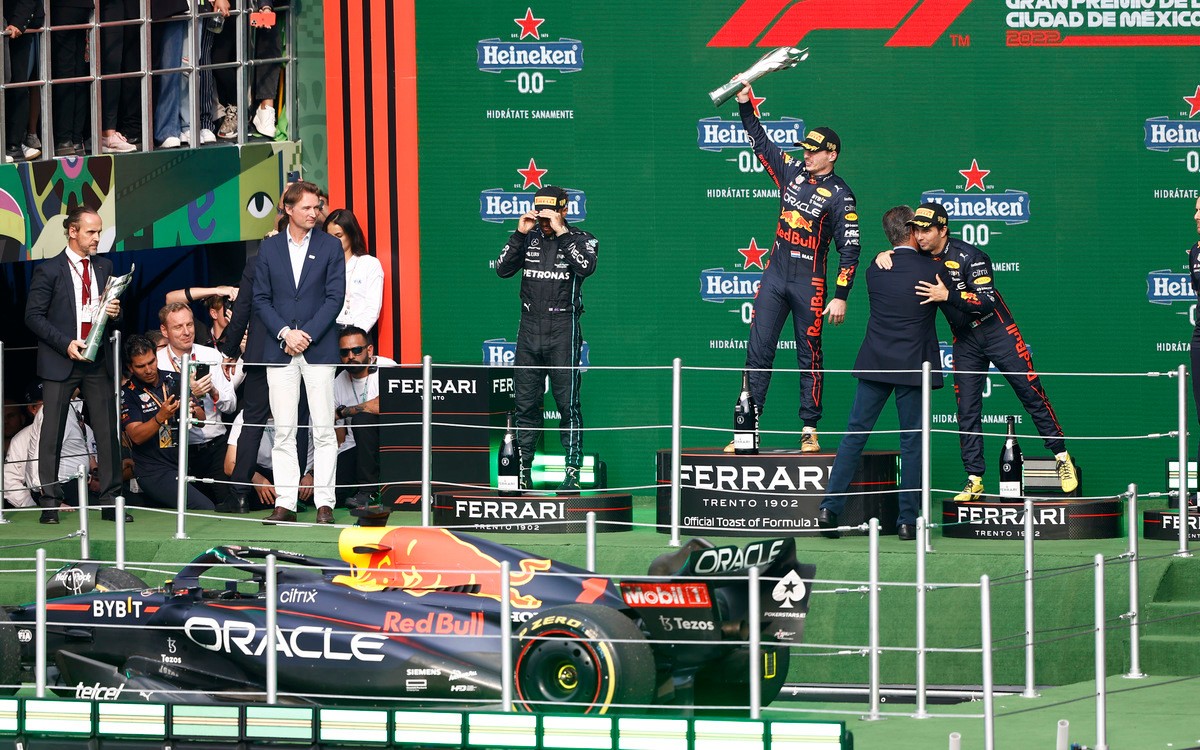 Max Verstappen, Lewis Hamilton, Sergio Pérez na pódiu VC Mexika 2022