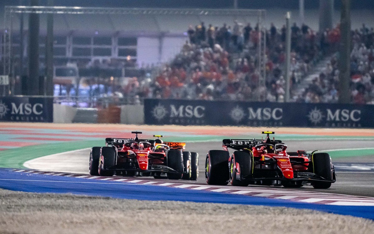 Carlos Sainz a Charles Leclerc