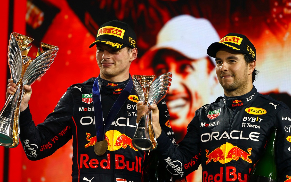 Max Verstappen a Sergio Pérez na pódiu VC Abú Zabí 2022