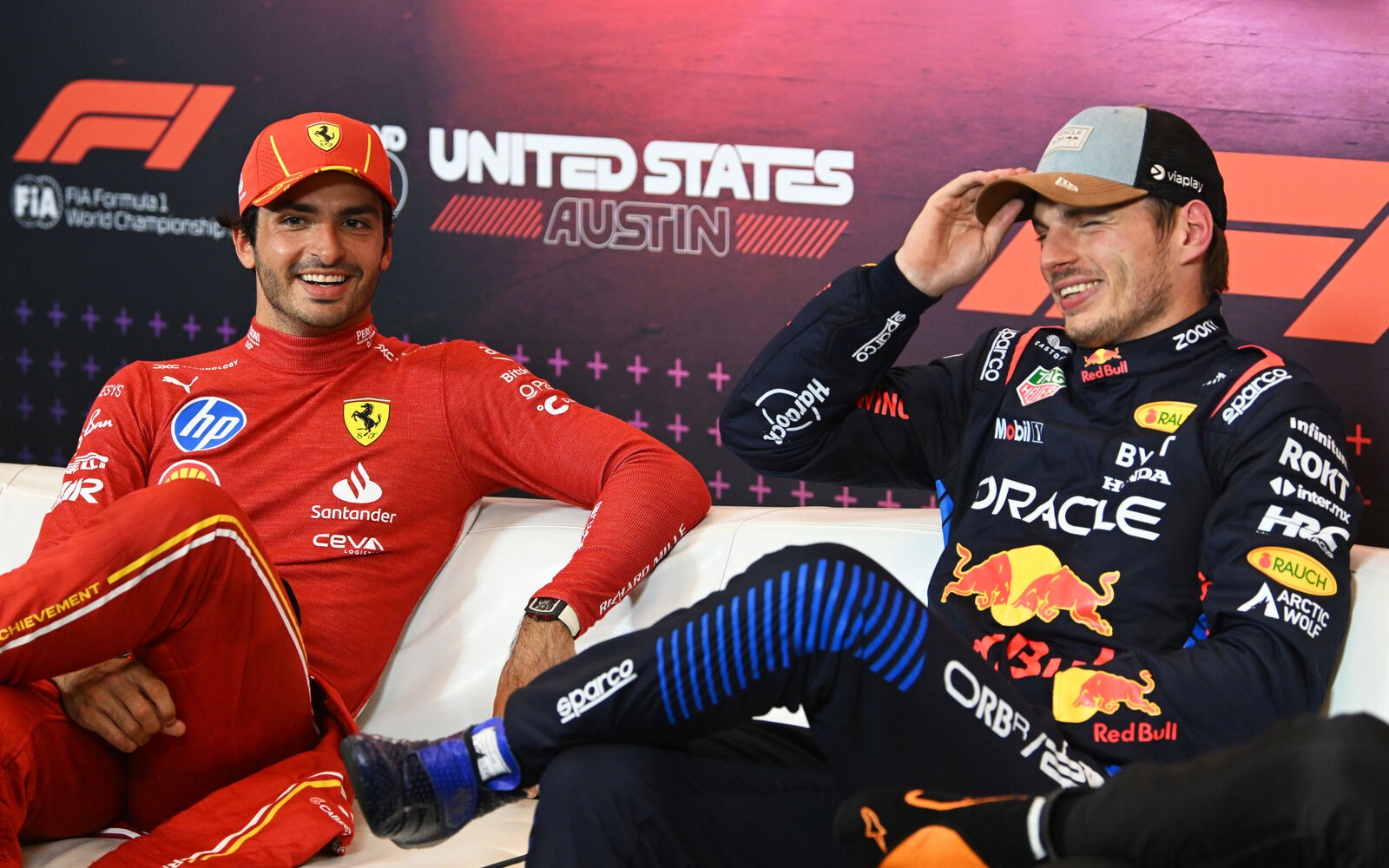 Carlos Sainz a Max Verstappen