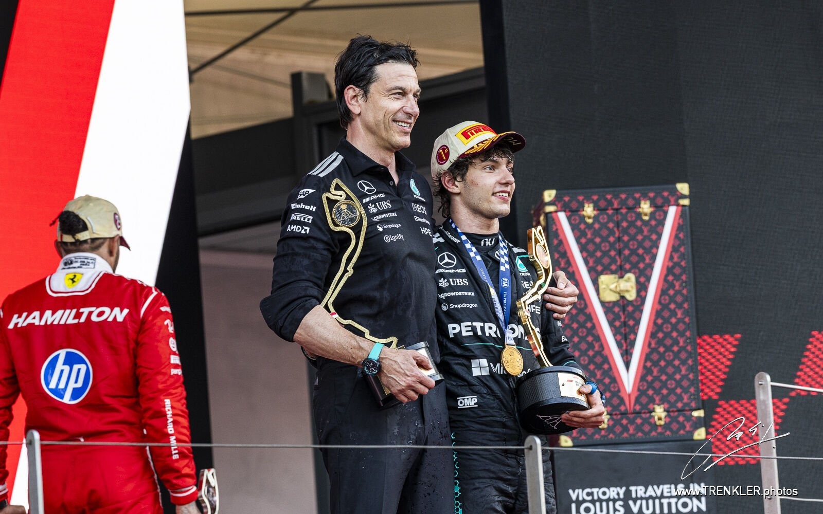 Na pódiu VC Monaka 2026: Kimi Antonelli, Toto Wolff