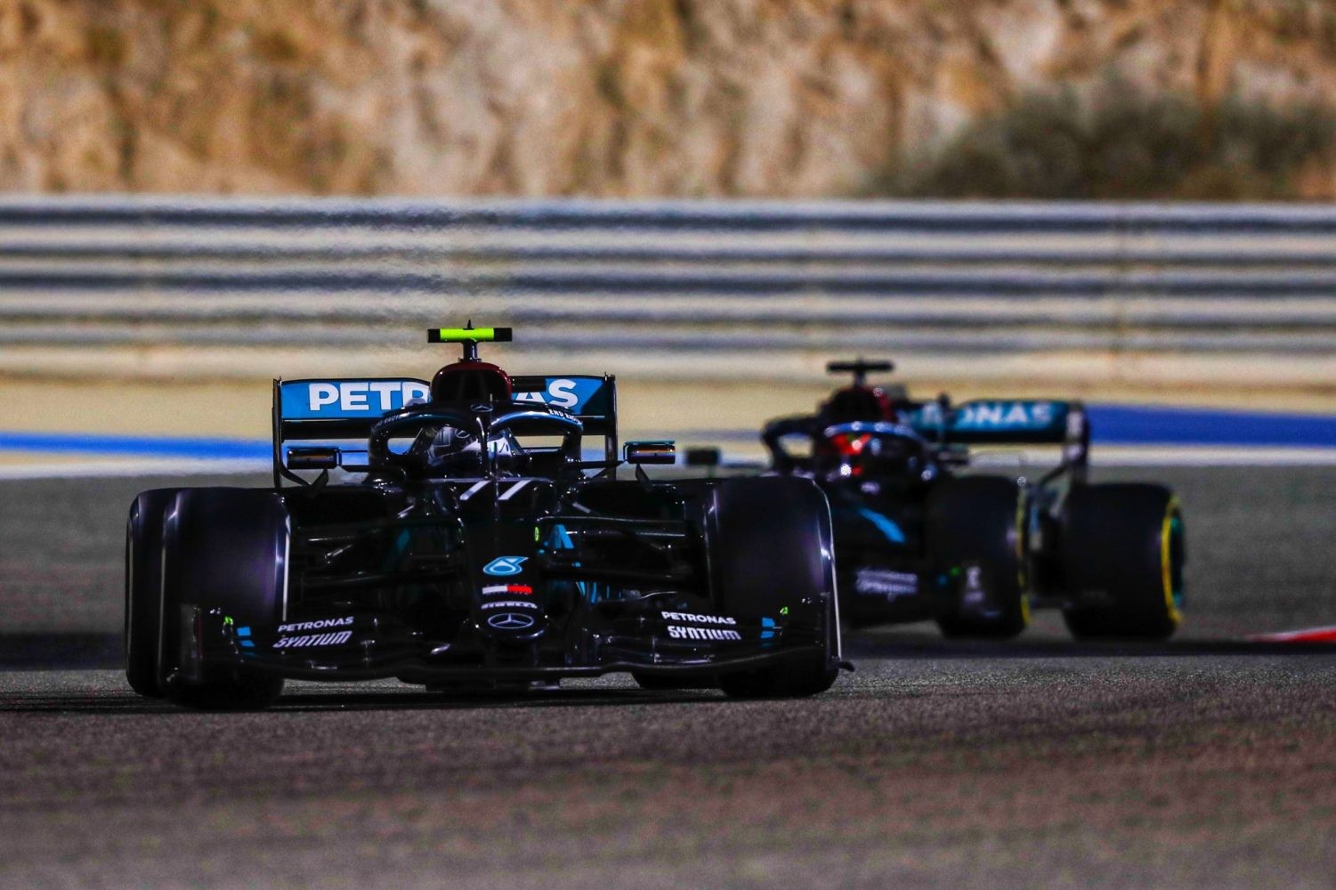 Valtteri Bottas a George Russell