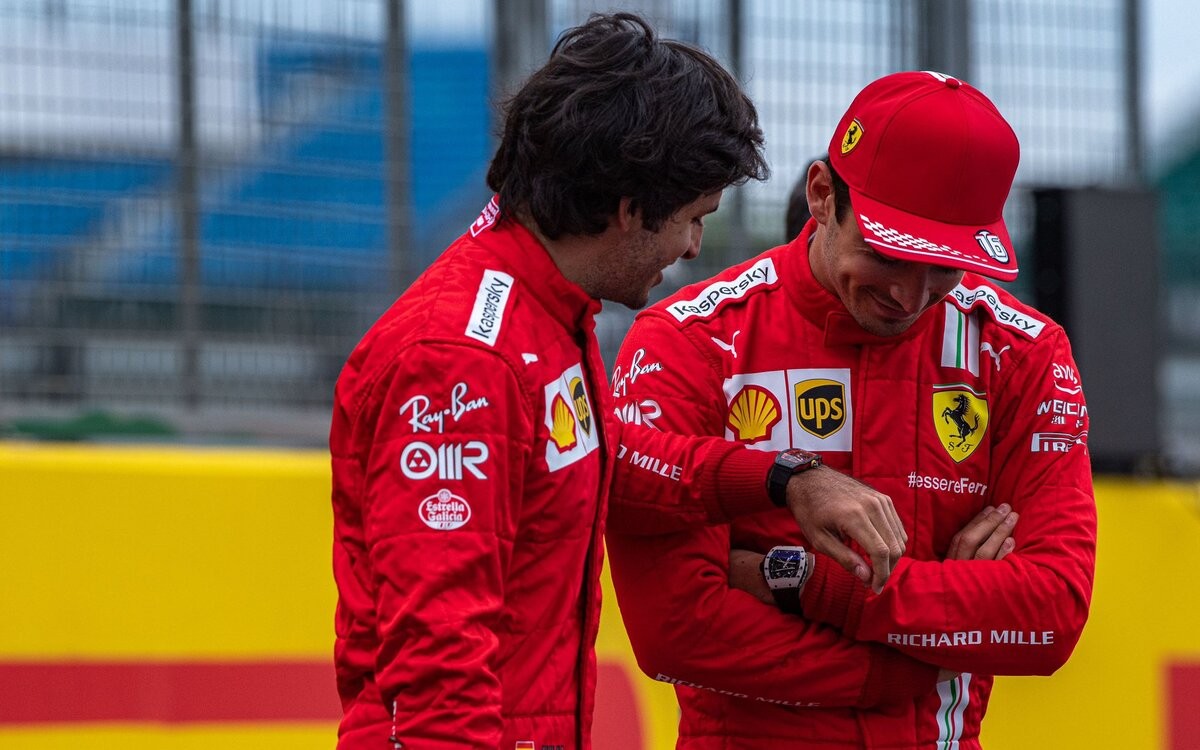 Carlos Sainz a Charles Leclerc