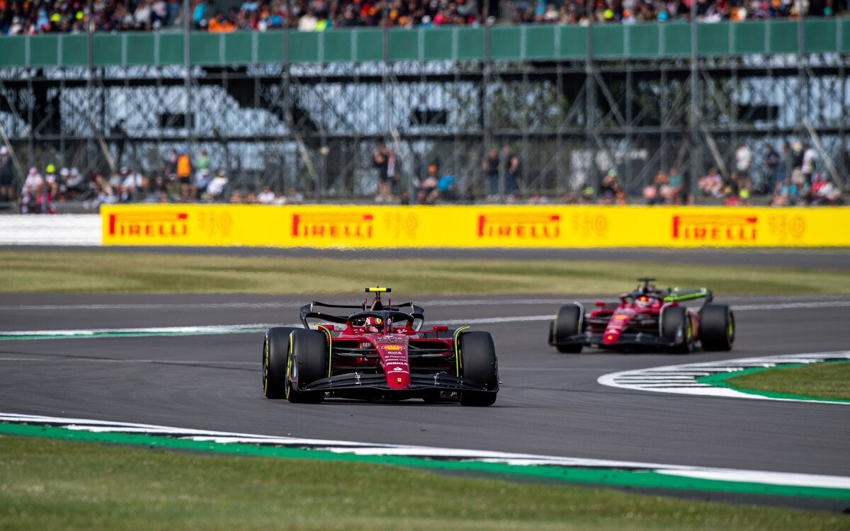 Carlos Sainz a Charles Leclerc