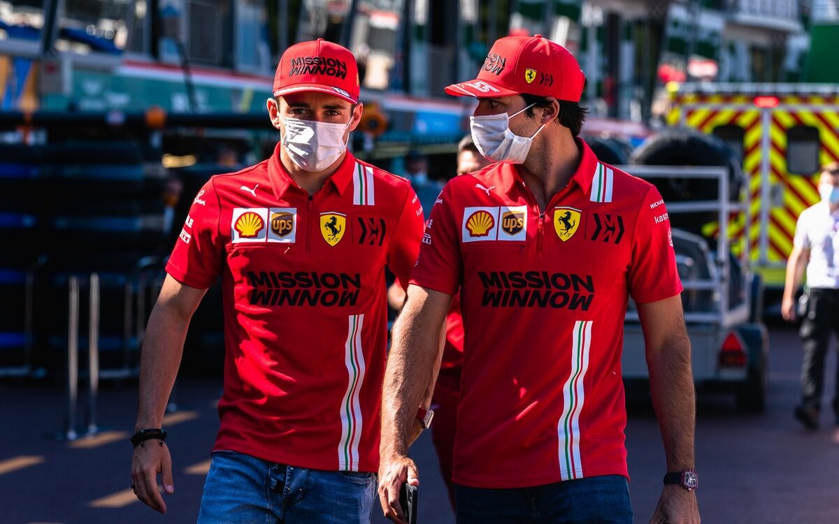 Charles Leclerc a Carlos Sainz