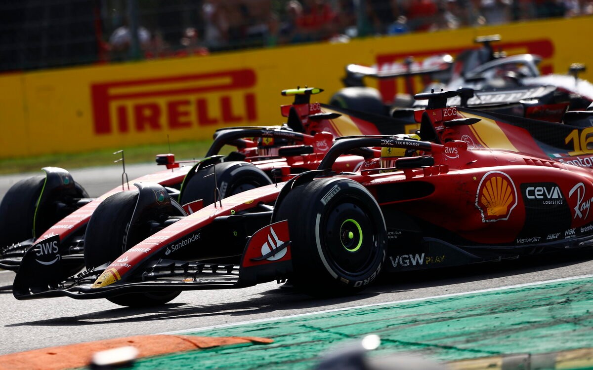 Charles Leclerc a Carlos Sainz