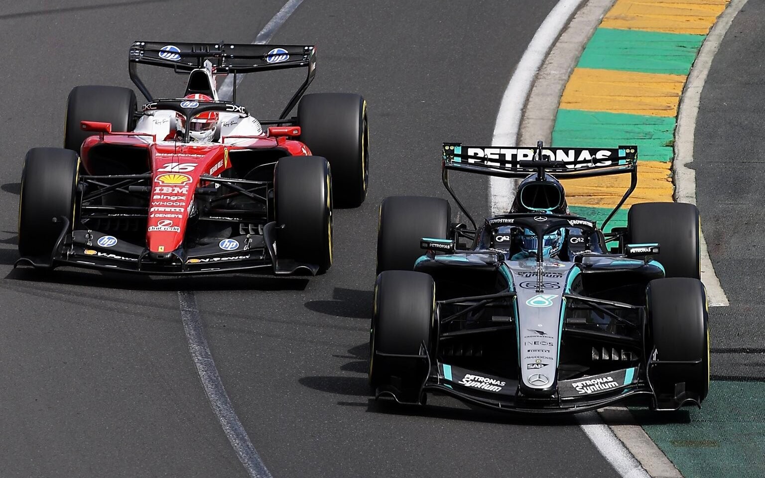 Charles Leclerc a George Russsell