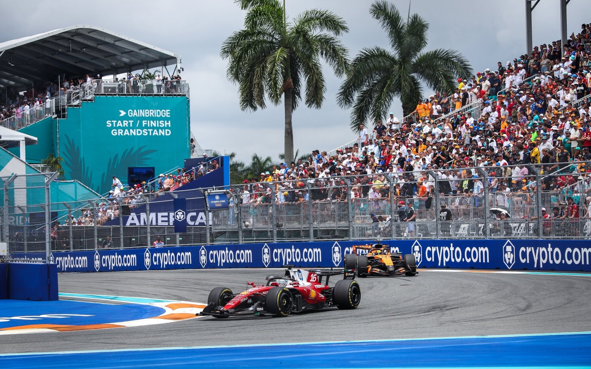 Charles Leclerc a Oscar Piastri