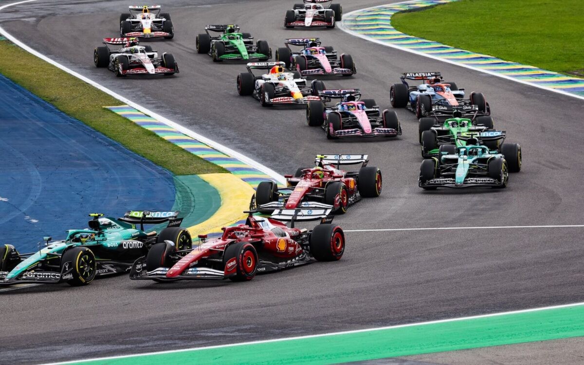 Charles Leclerc a Lewis Hamilton po štarte šprintu