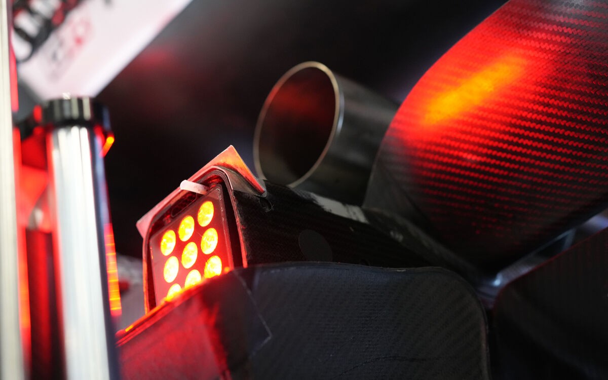 Zadné svetlo, zadná nárazová štruktúra, výfuk, priečne zadné krídlo