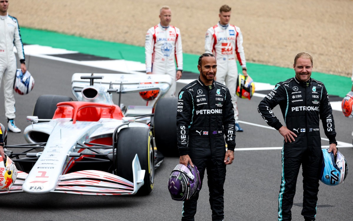 Lewis Hamilton a Valtteri Bottas pred monopostom pre rok 2022