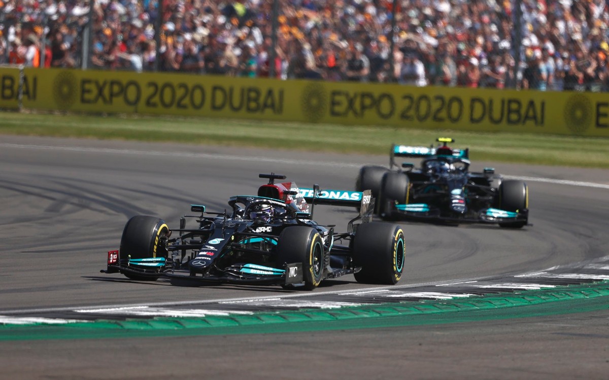 Lewis Hamilton pred Valtterim Bottasom