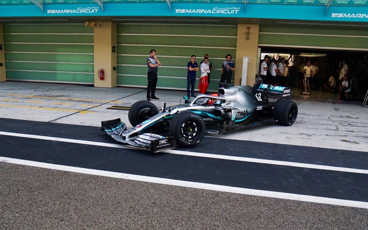 George Russell testuje osemnásťpalcové pneumatiky Pirelli