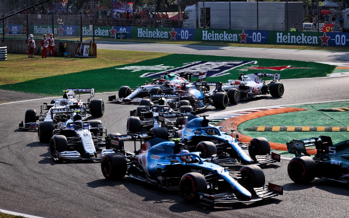 Esteban Ocon a Fernando Alonso po štarte šprintu na VC Talianska 2021