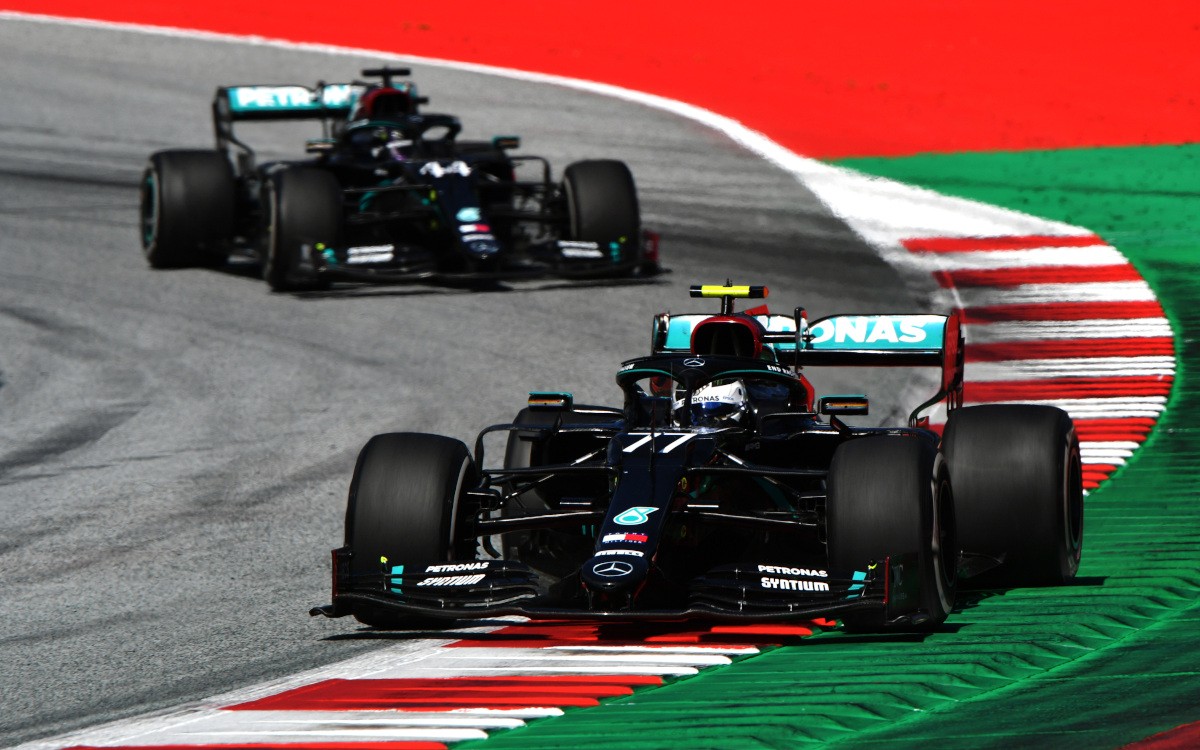 Valtteri Bottas pred Lewisom Hamiltonom