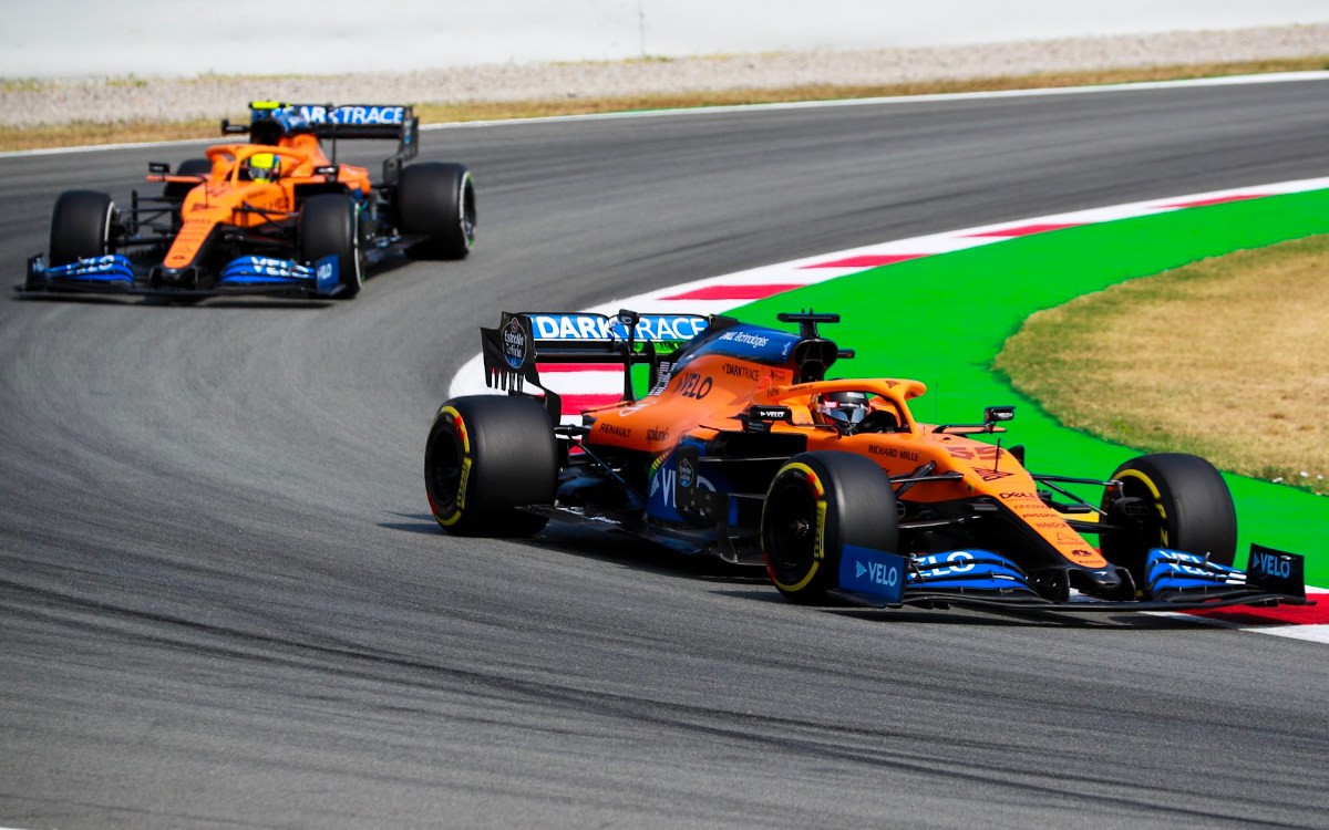 Carlos Sainz pred Landom Norrisom