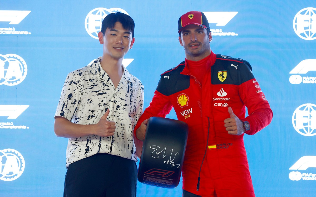 Eric Nam a Carlos Sainz