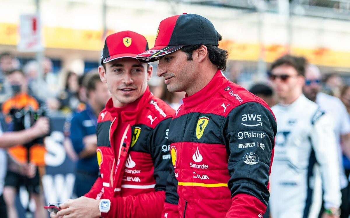 Carlos Sainz a Charles Leclerc