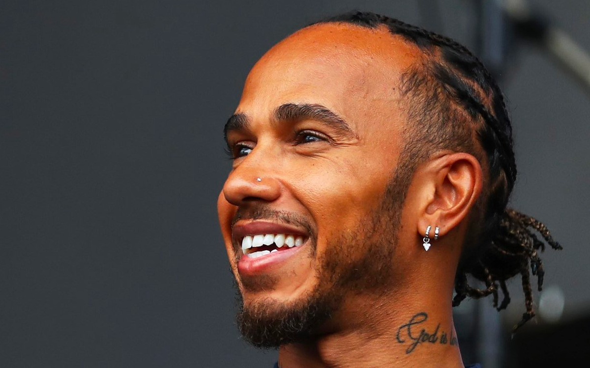 Lewis Hamilton s pírsingom