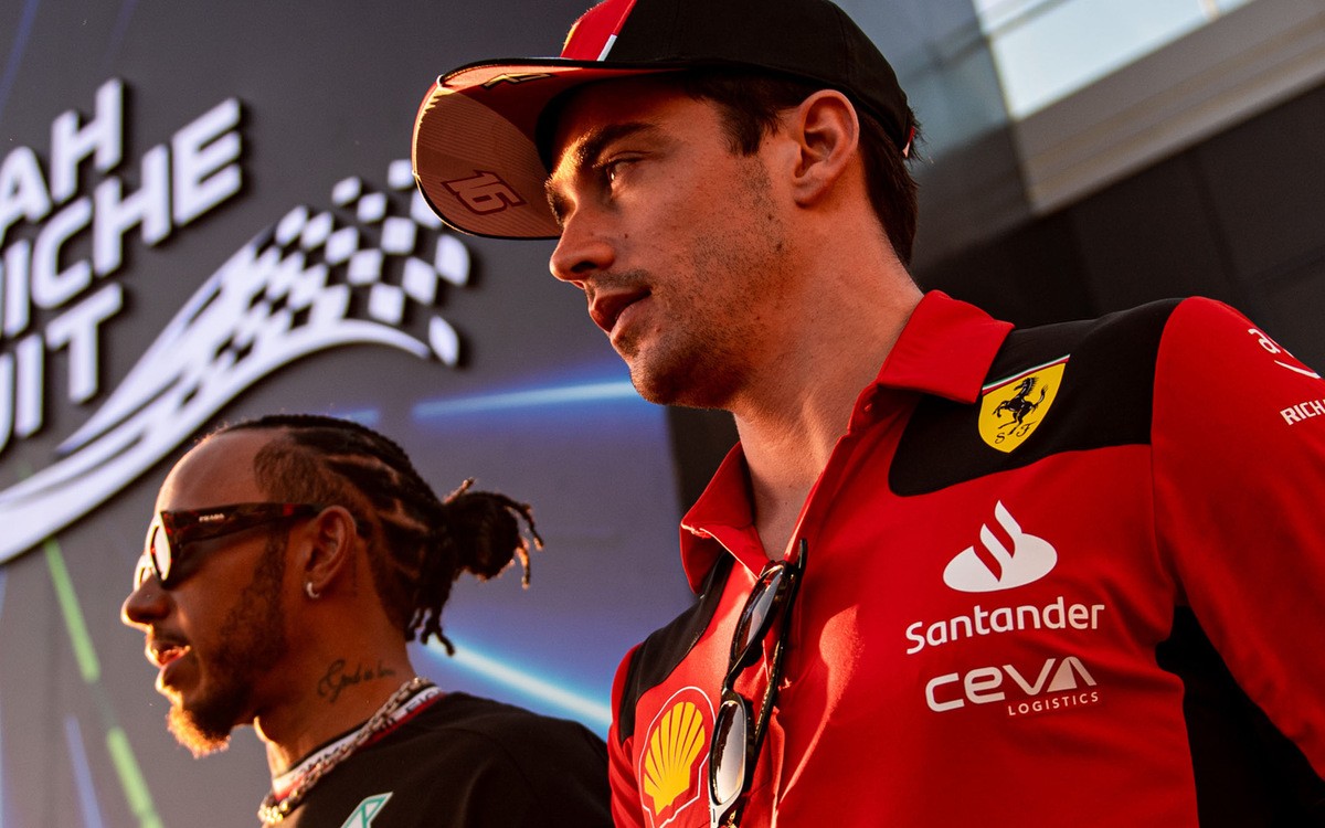 Charles Leclerc a Lewis Hamilton