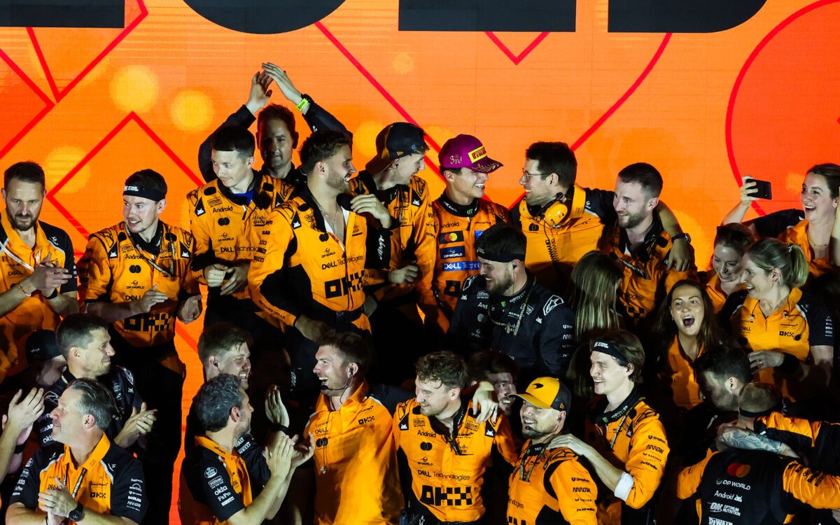Lando Norris a McLaren oslavujú titul