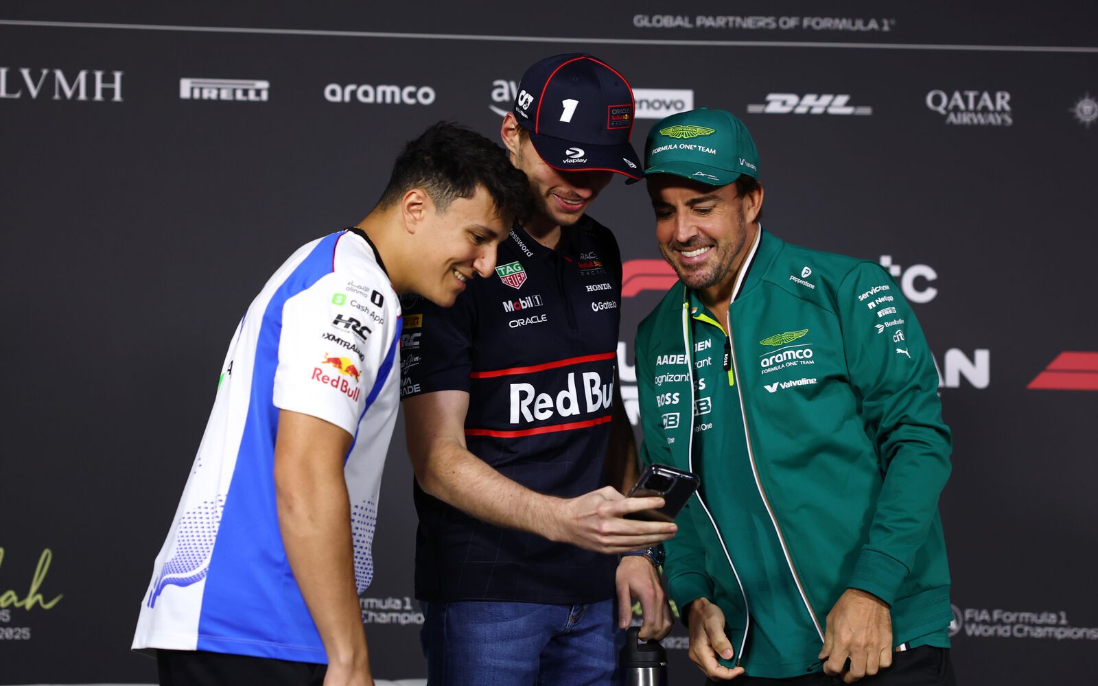 Max Verstappen, Isack Hadjar a Fernando Alonso