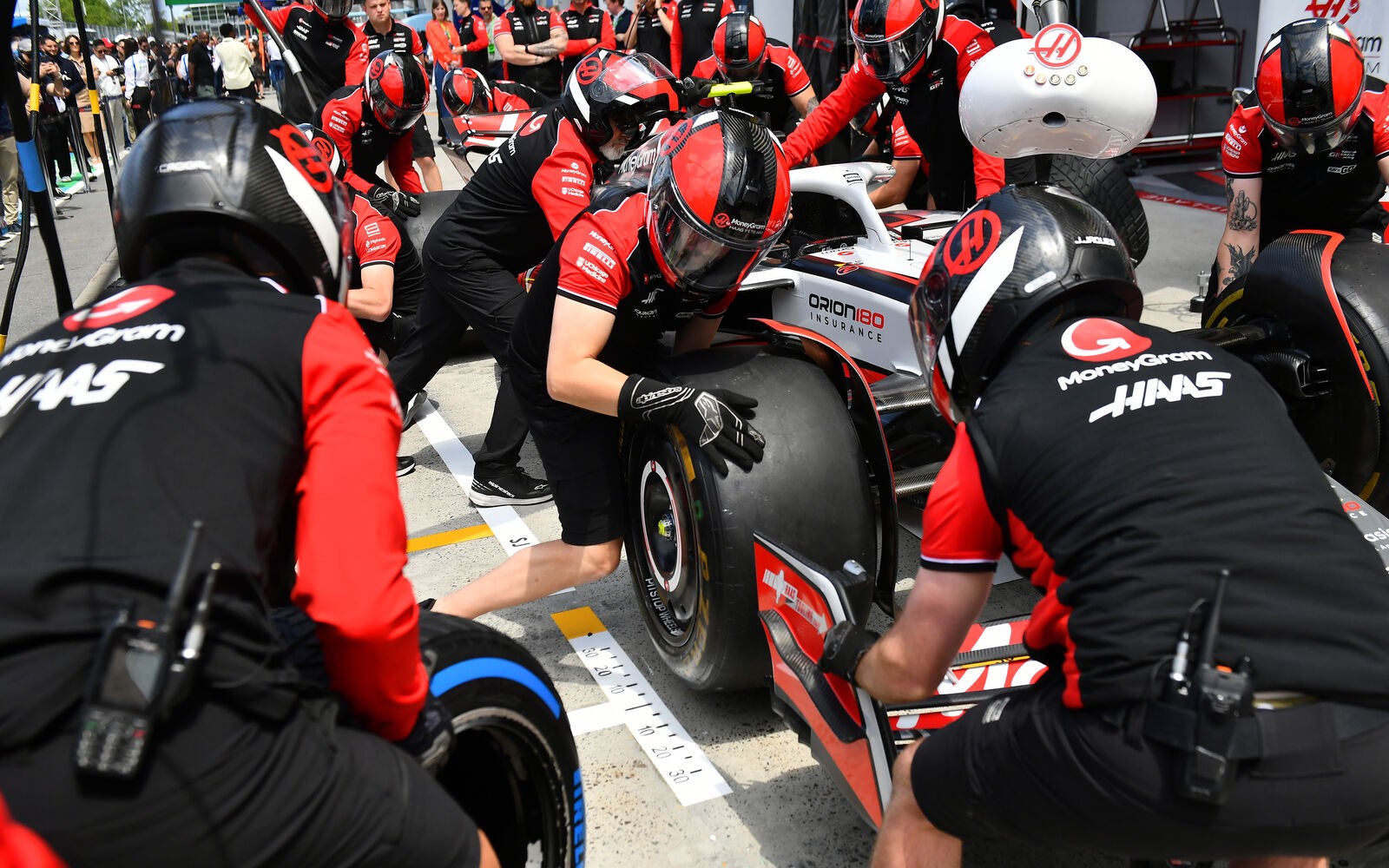 Mechanici Haasu vymieňajú pneumatiky Pirelli