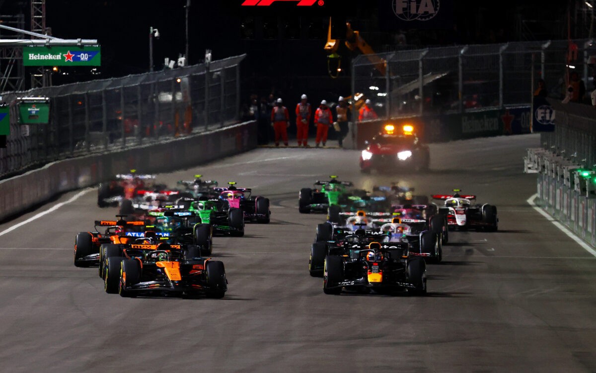 Lando Norris a Max Verstappen po štarte VC Las Vegas (1)