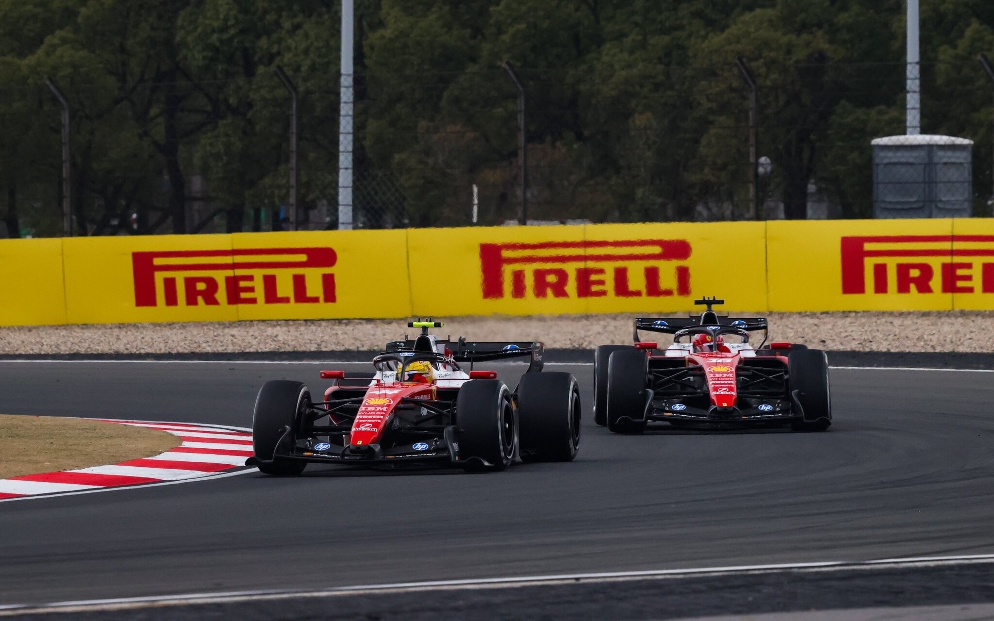 Lewis Hamilton a Charles Leclerc