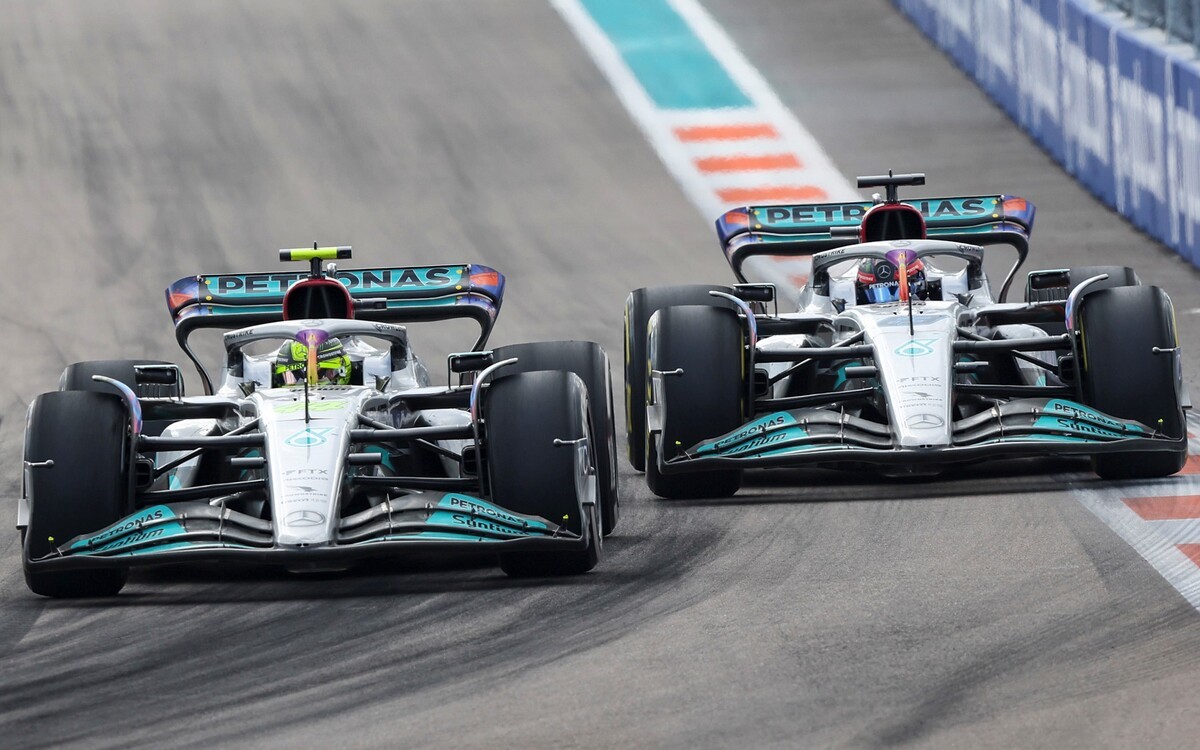 Lewis Hamilton a George Russell