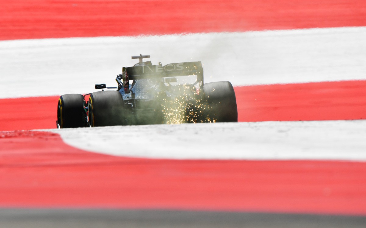 Lewis Hamilton – Mercedes zozadu