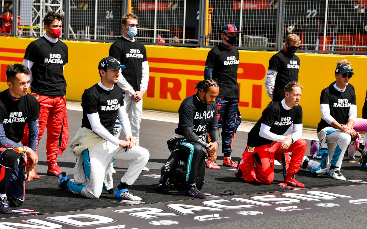Lewis Hamilton – pokľaknutie vo Veľkej Británii