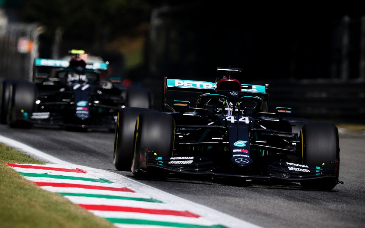 Lewis Hamilton pred Valtterim Bottasom