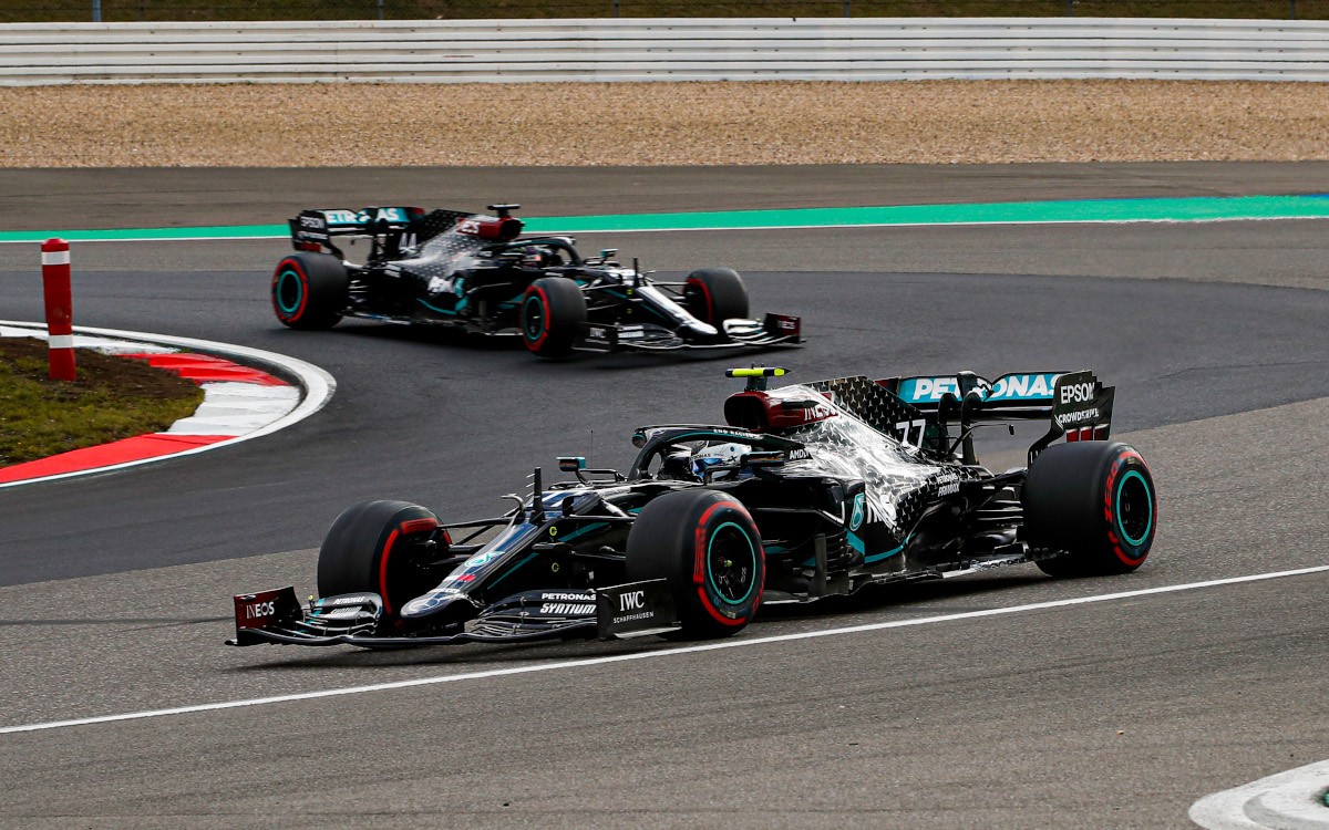 Valtteri Bottas pred Lewisom Hamiltonom