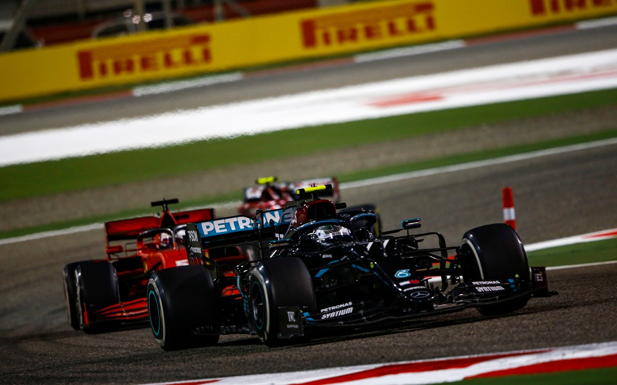 Valtteri Bottas pred Sebastianom Vettelom