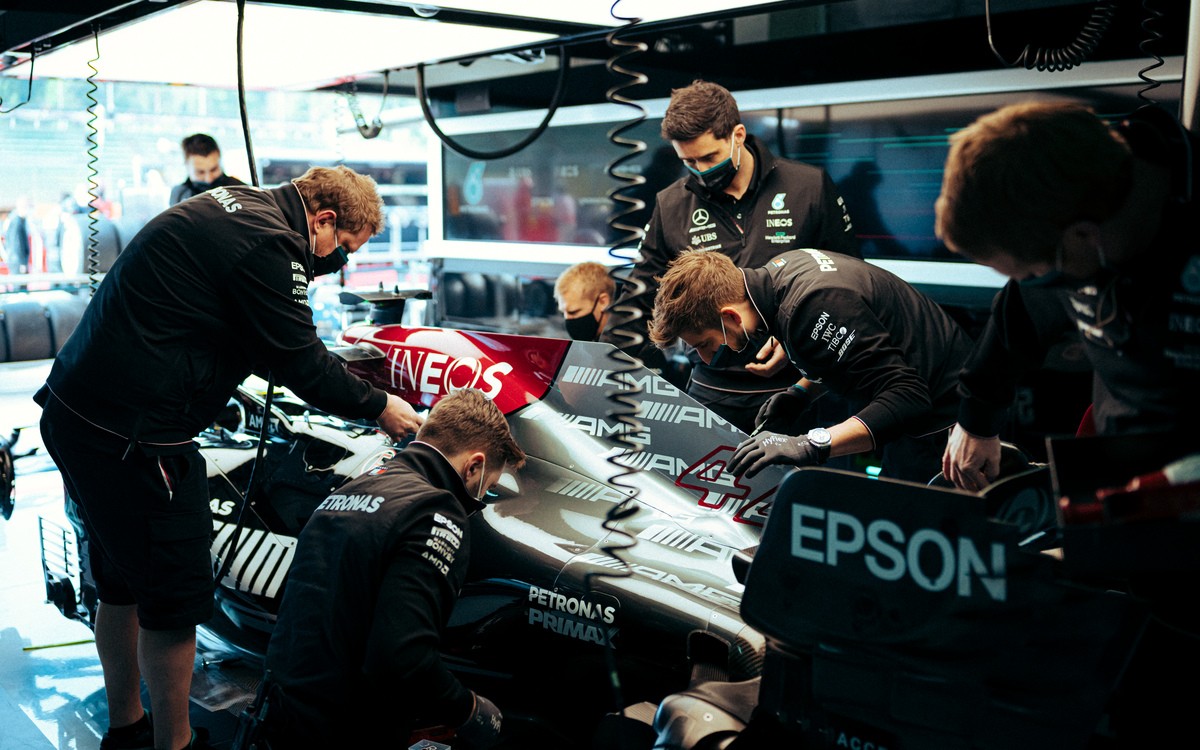 Mechanici Mercedesu pracujú na aute Lewisa Hamiltona