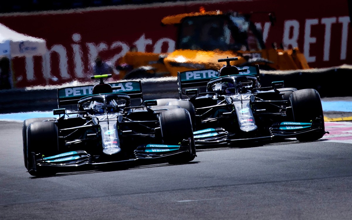 Valtteri Bottas pred Lewisom Hamiltonom