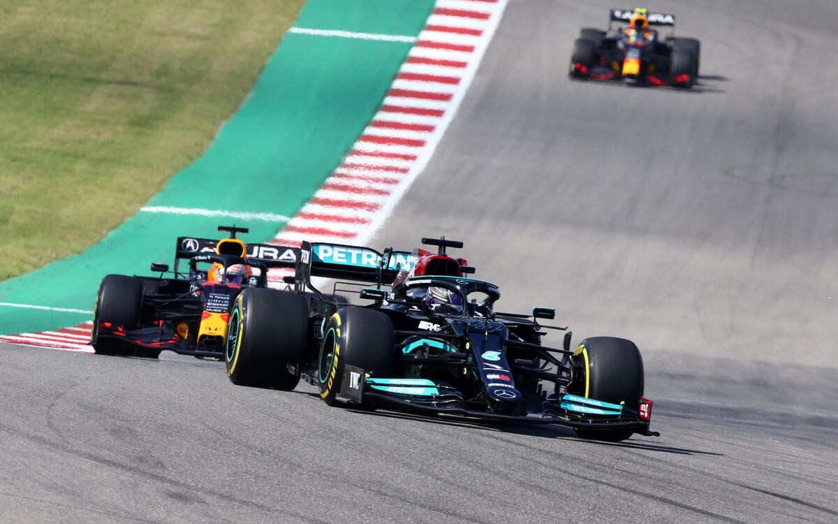 Lewis Hamilton pred Maxom Verstappenom