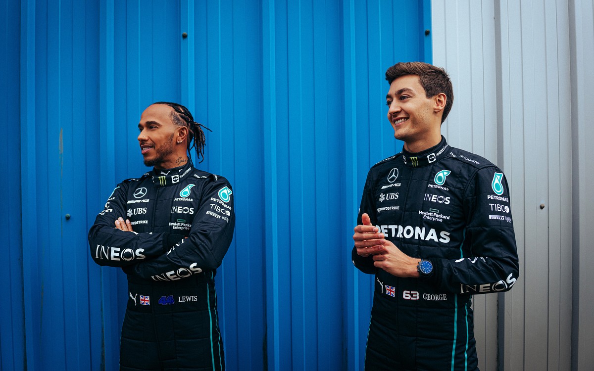 Lewis Hamilton a George Russell