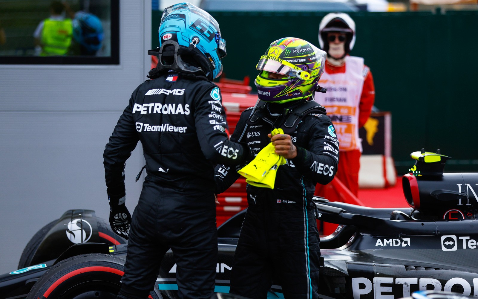 Lewis Hamilton a George Russell