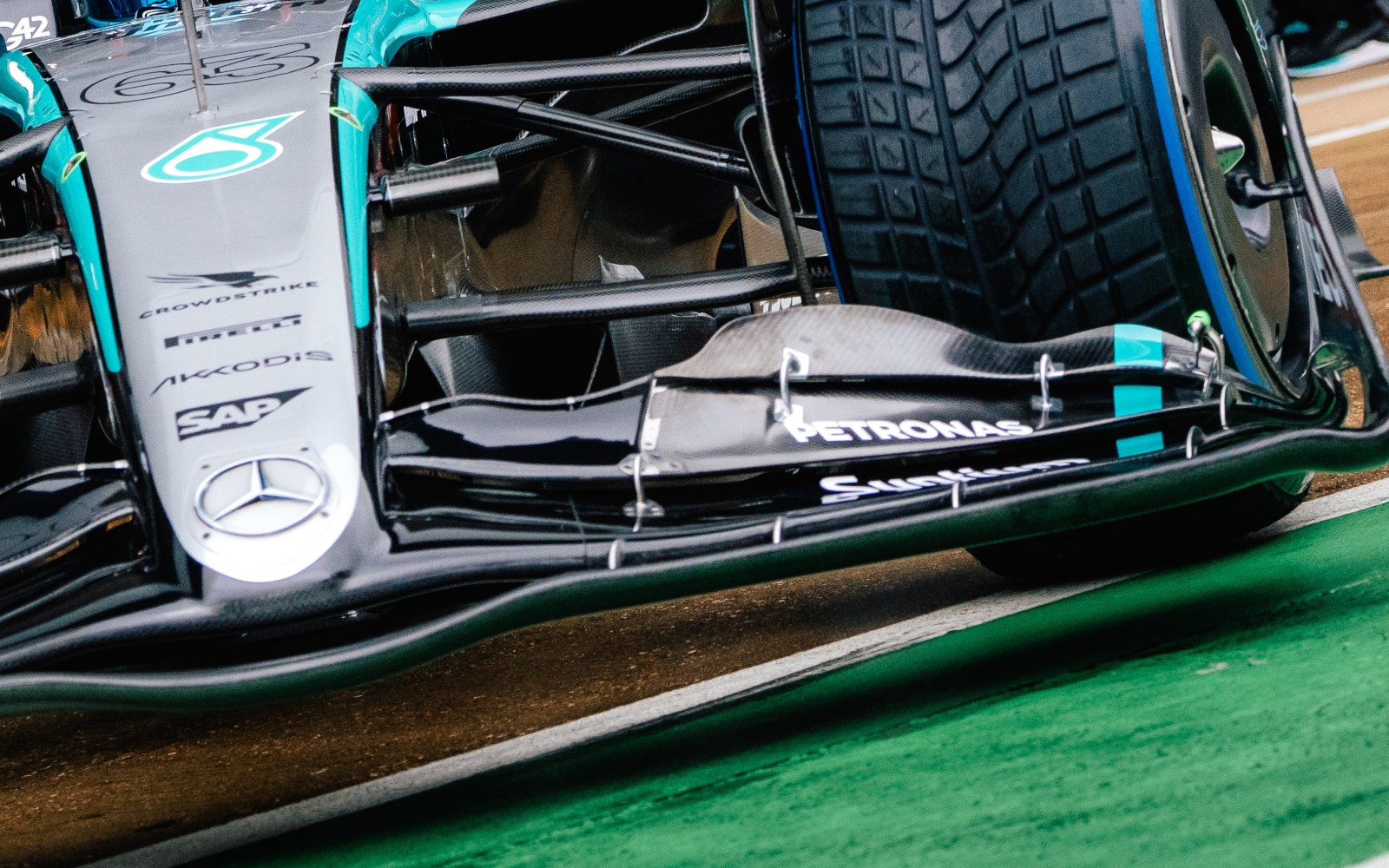 Predné krídlo Mercedesu W15
