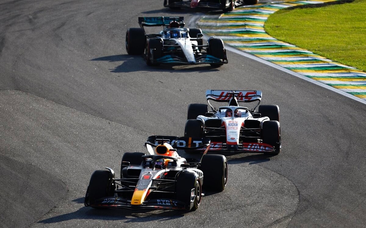 Max Verstappen, Kevin Magnussen a George Russell